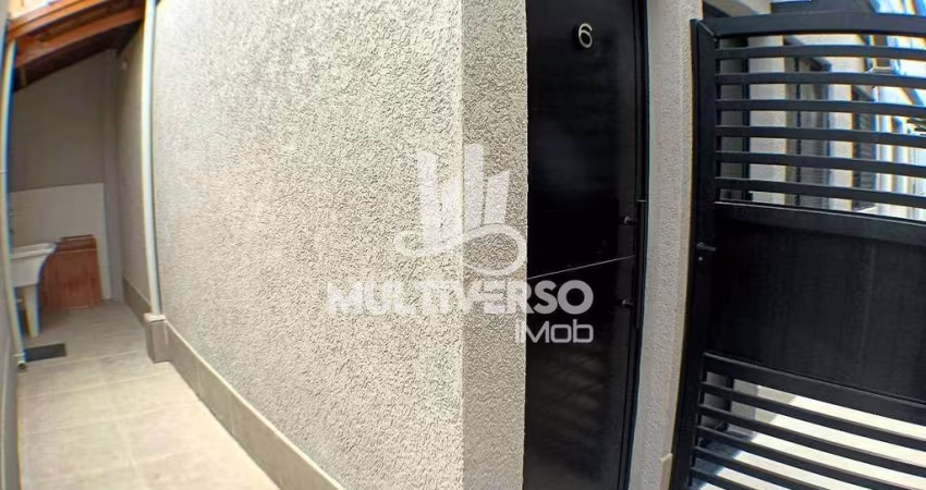 Casa Sobreposta 2 dorm com Quintal Privativo na Ocian