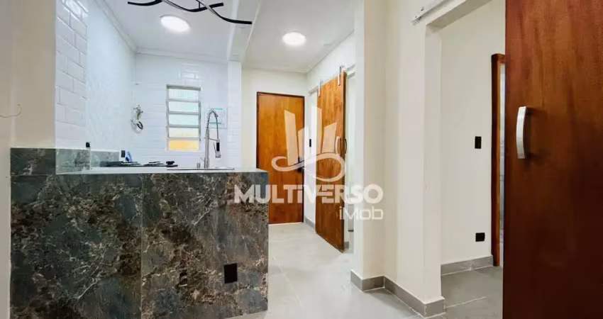 Apartamento 1 dormitório pé na areia reformado no José Menino em Santos