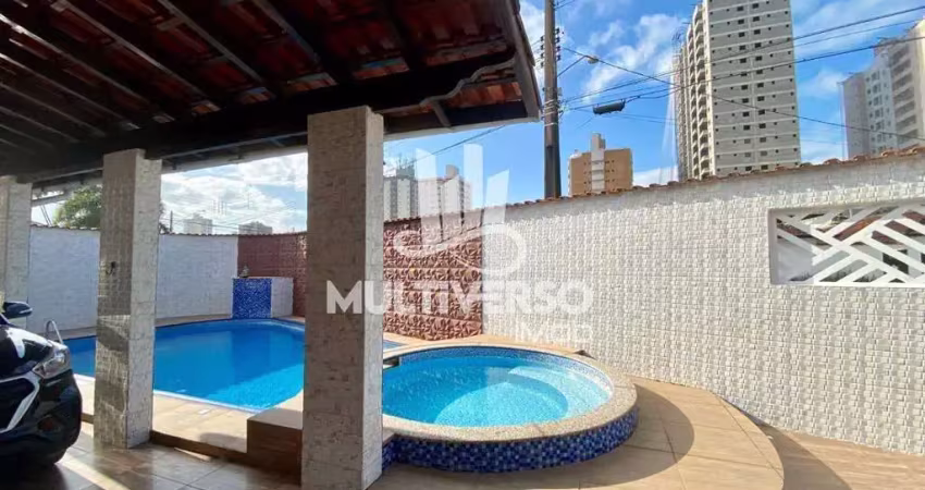 Linda casa térrea com piscina e edícula a 170 metros do mar - jardim real !