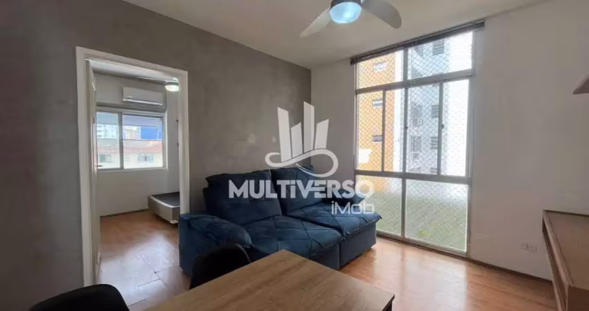 Apartamento de 1 dormitório com elevador e garagem demarcada na quadra da praia em santos - boqueirão