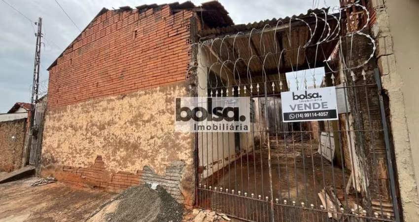 TERRENO POSSUI UMA CASA PARA DEMOLIR !