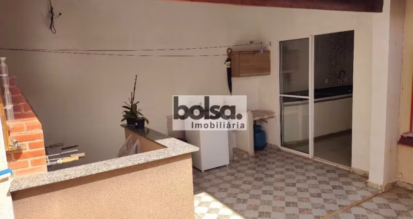 Casa em excelente localização dentro do Condomínio.