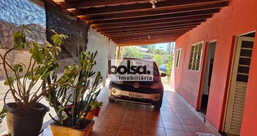 Terreno com duas kitnets com sala, quarto, cozinha e banheiro