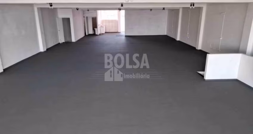 Prédio Comercial , Centro da Cidade, rua movimentada