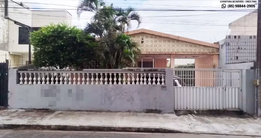 Casa plana com varanda, 3 quartos e quintal, na Jovita Feitosa