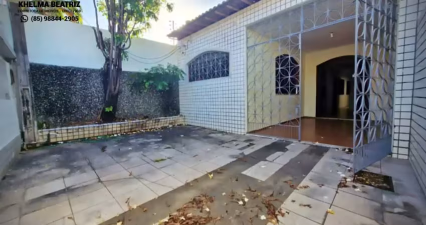 Vendo casa plana com 3 quartos, quintal, na parquelândia próximo à loja couro fino