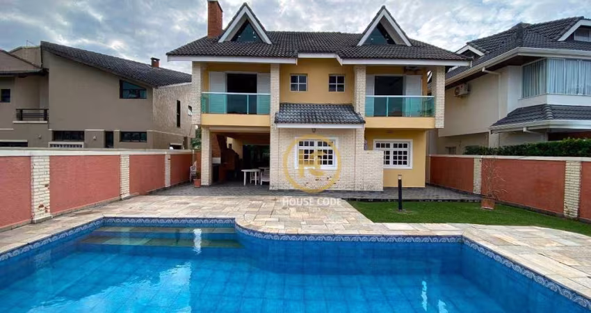 casa em condomínio frente mar com vista parcial mar.