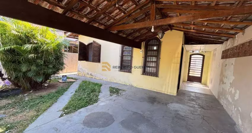 Casa com terreno de 250m² com 2 quartos, em frente a praça!