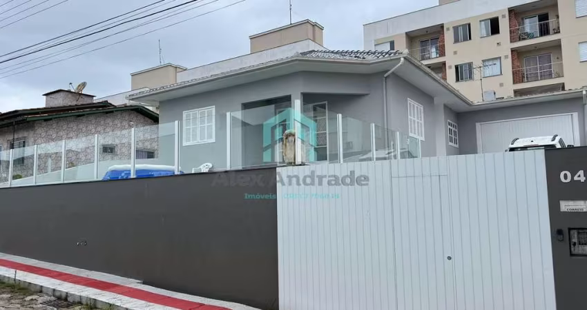 Casa à Venda em Serraria - 3 Dormitórios e 2 Suítes por R$990k