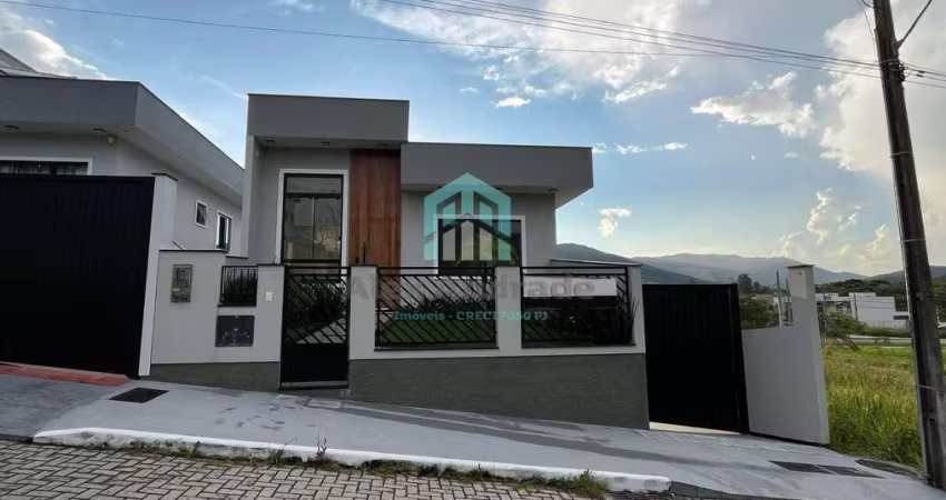 Casa à Venda em Forquilhas - 4 Dormitórios, 171m²
