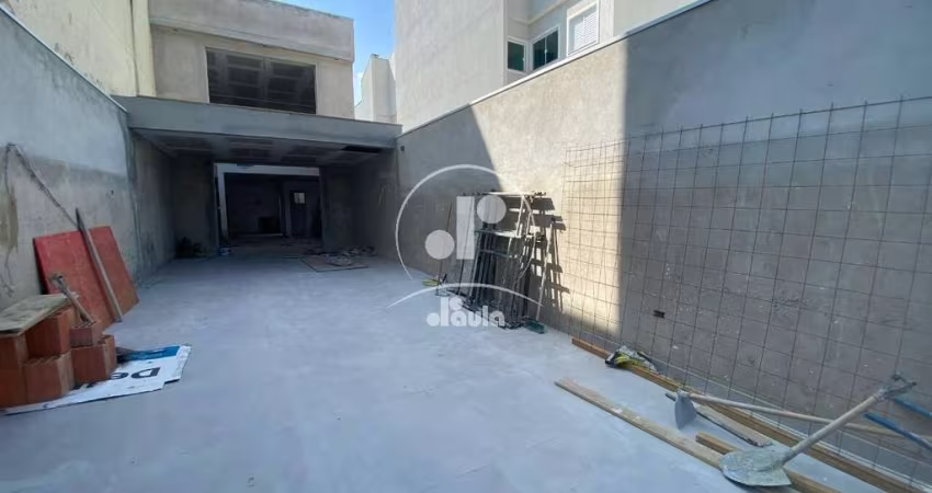 Vila Pires. Sobrado 171m2, 3 dormitórios, sendo 2 suítes, Sala Estar e Jantar, pé direito duplo. Mezanino, ampla área descoberta para lazer, 4 vagas.