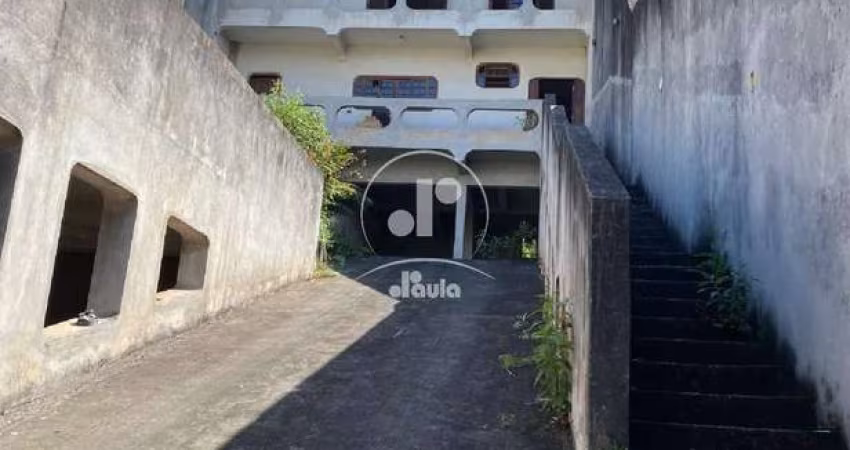 Sobrado de 382m² na Vila Eldízia, Santo André-SP! 4 quartos, 3 suítes, 3 salas, 5 banheiros e 8 vagas.