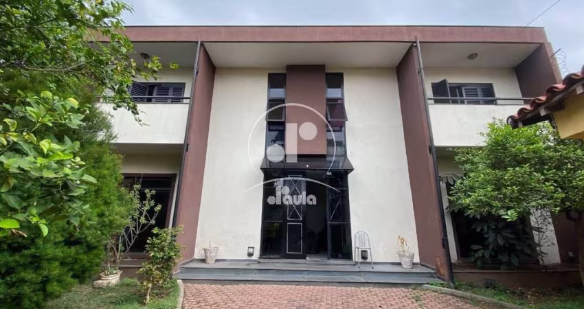 Sobrado e salão comercial no terreno de 564,00m2 e 367,00m2 de construção. 3 quartos, sendo 2 suítes, 4 salas, 08 vagas, quintal grande e vagas