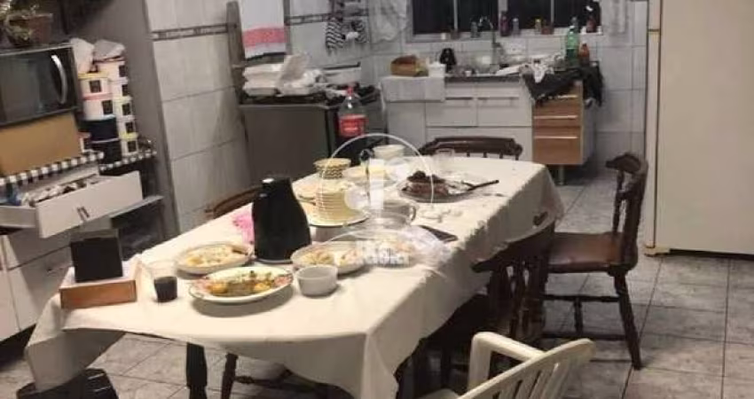 Sobrado a venda no Parque Gerassi, Santo Andre, 210m², com 3 dormitorios sendo 1 suite, sala e cozinha ampla, 3 vagas de garagem cobrertas e sacada