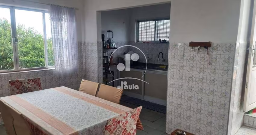 Sobrado de 320m² à venda em Santo André!! 2 quartos, sala, banheiro, e 4 vagas de garagem. Imperdível!