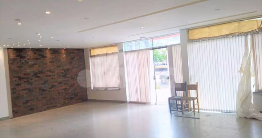 Salão comercial 302m², 3 ambientes, 6 banheiros, 4 vagas, churrasqueira e escritório no Bairro Jardim em Santo André.