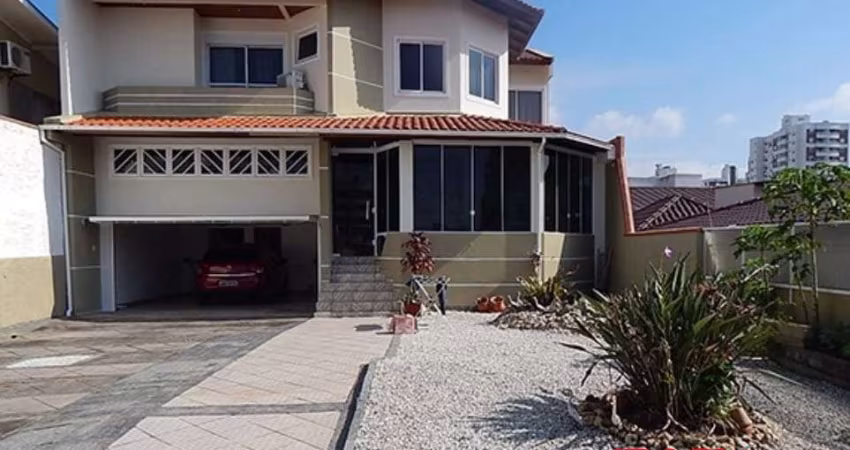 Casa com 4 quartos para alugar na Rua Moura, 620, Barreiros, São José