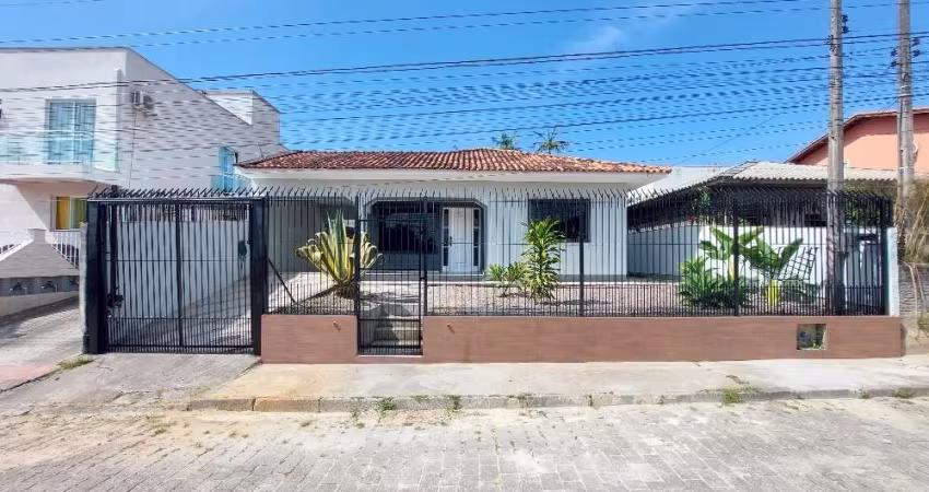 Casa com 2 quartos para alugar na Rua Valentin Heriberto Warmling, 476, Serraria, São José