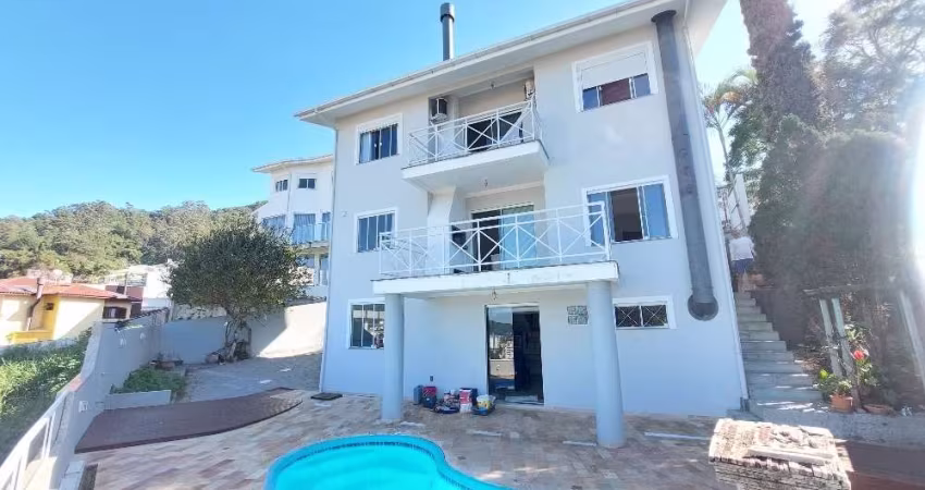 CASA EM CONDOMÍNIO FECHADO