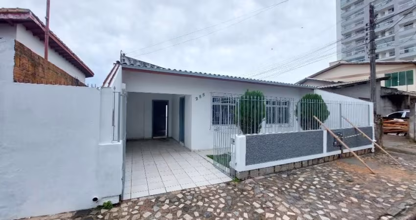 Casa com 2 quartos para alugar na Rua Moura, 255, Barreiros, São José