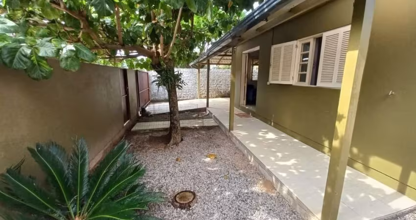 Casa com 2 quartos para alugar na Servidão Guanimbé, 122, Rio Tavares, Florianópolis
