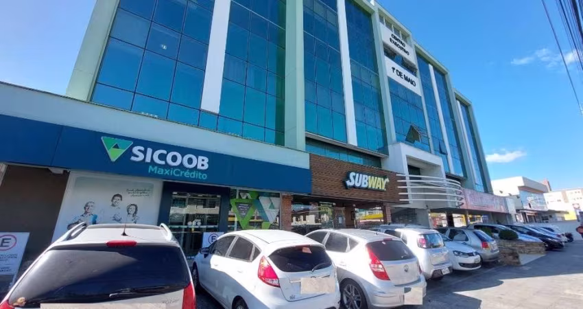 Ponto comercial com 1 sala para alugar na Avenida Leoberto Leal, 604, Barreiros, São José