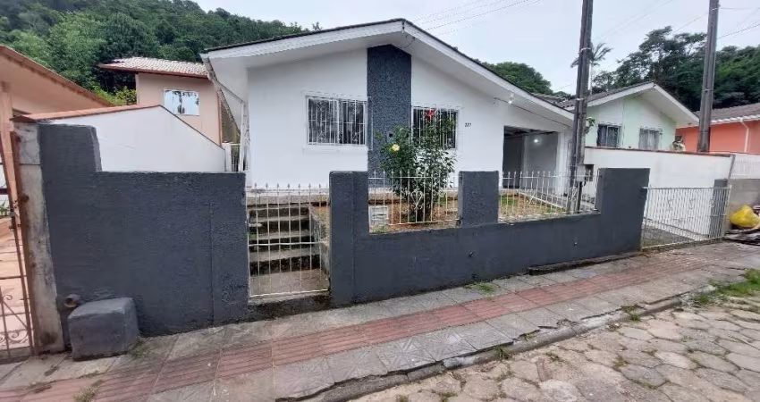 Casa com 3 quartos para alugar na Valdemiro Serafim Francisco, 337, Forquilhinhas, São José