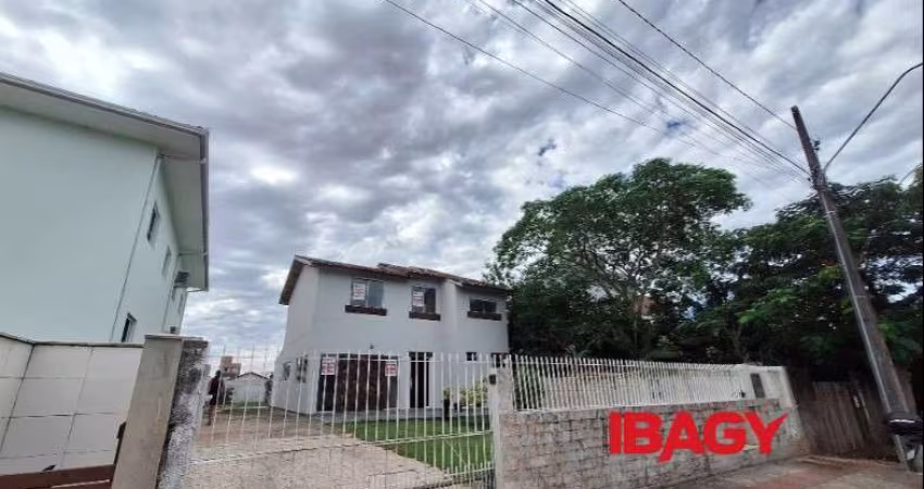 Casa com 5 quartos para alugar na Rua Galvão, 471, Carianos, Florianópolis
