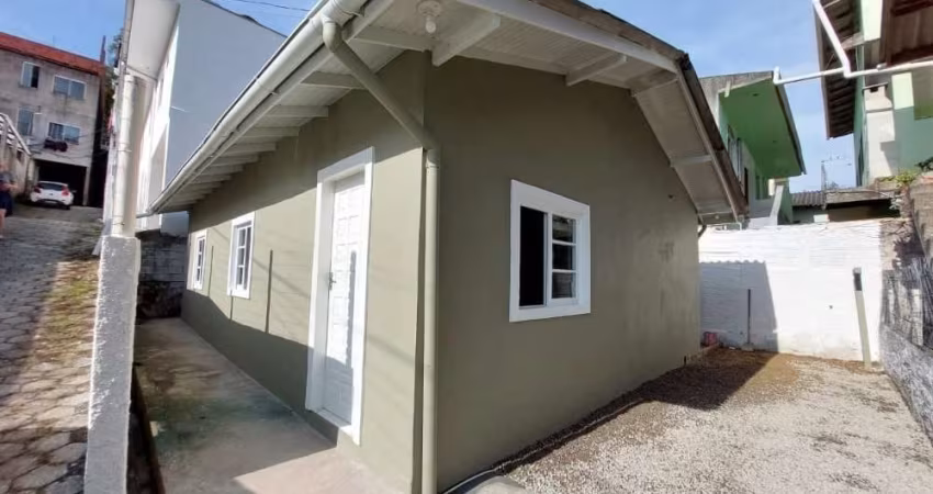 Casa com 3 quartos para alugar na Rua Antônio Carlos Ferreira, 553, Agronômica, Florianópolis