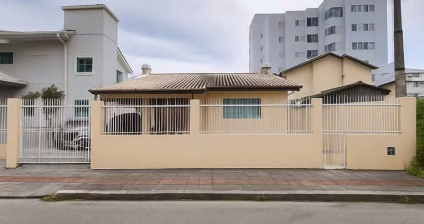 Casa com 3 quartos para alugar na Rua Turino, 27, Pagani, Palhoça