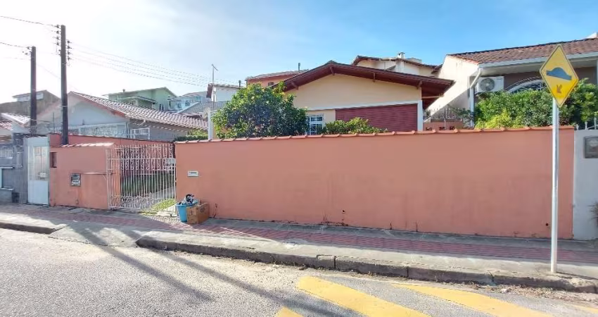 Casa com 3 quartos para alugar na Rua Elesbão Pinto da Luz, 1099, Jardim Atlântico, Florianópolis