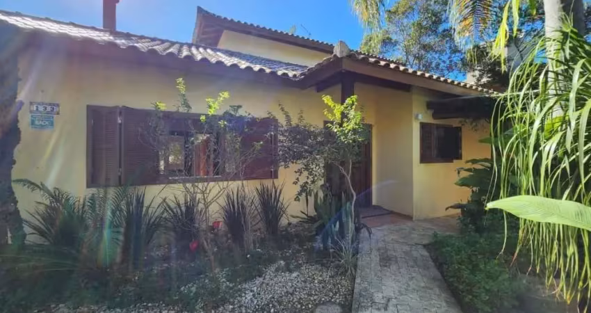 Casa com 3 quartos para alugar na Servidão Guanimbé, 133, Campeche, Florianópolis