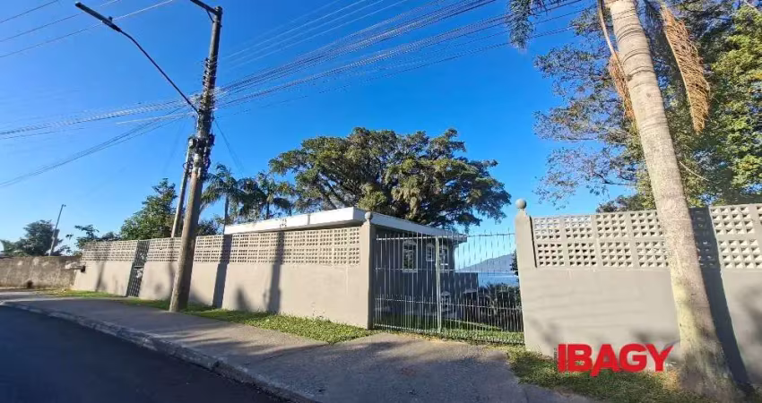 Excelente casa 2 dormitório(s) em enseada de brito - palhoça