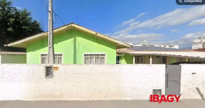 Casa com 3 quartos para alugar na Avenida Cláudio Zacchi, 165, Passa Vinte, Palhoça