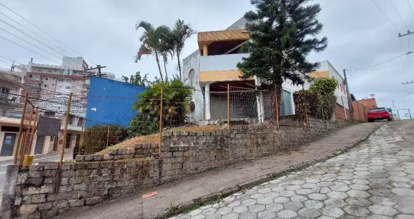 Prédio para alugar na Rua Santos Saraiva, 2023, Capoeiras, Florianópolis
