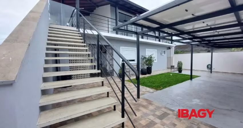 Apartamento com 2 quartos para alugar na José Chavier da Rosa, 094, Carianos, Florianópolis