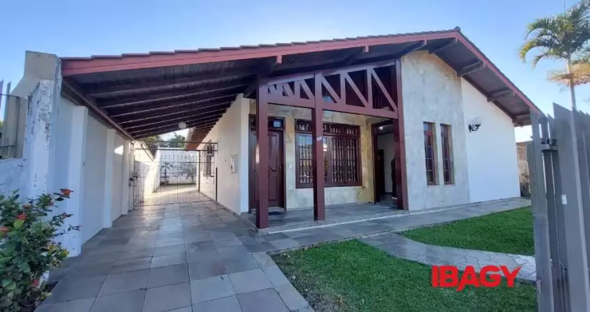 Casa com 4 quartos para alugar na Rua Acadêmico Reinaldo Consoni, 511, Córrego Grande, Florianópolis