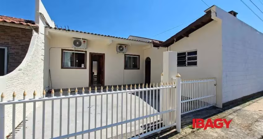 Casa com 2 quartos para alugar na Avenida Ari Amâncio da Silveira, 50, Praia de Fora, Palhoça