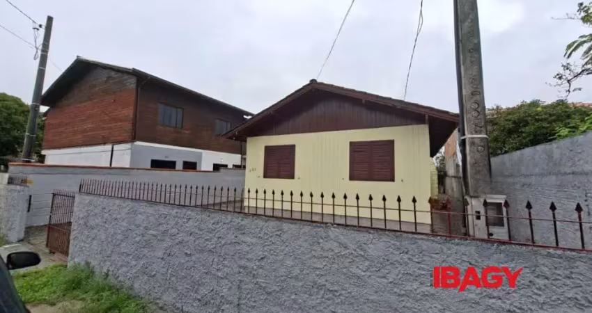 Casa com 2 quartos para alugar na Maria Leopoldina, 680, Pachecos, Palhoça