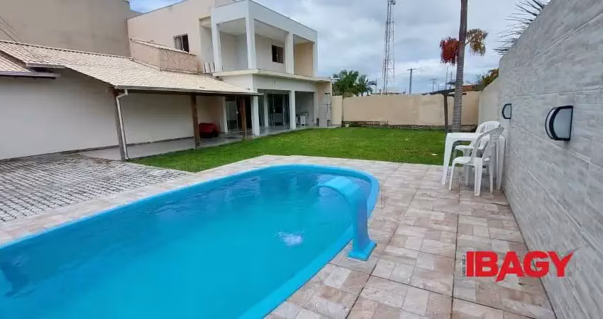 Casa com 3 quartos para alugar na Servidão Piloto, 27, Campeche, Florianópolis