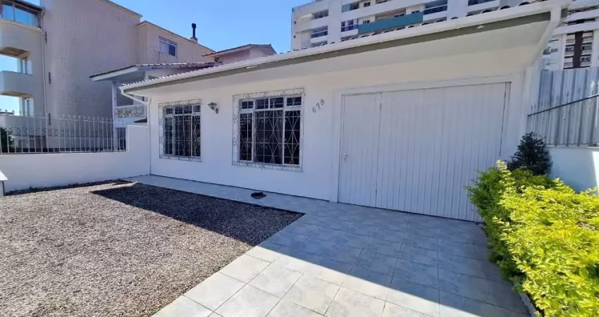 Casa com 3 quartos para alugar na Rua Moura, 679, Barreiros, São José