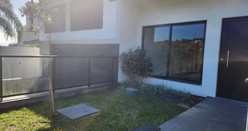 Excelente casa 3 dormitório(s) em joão paulo - florianópolis