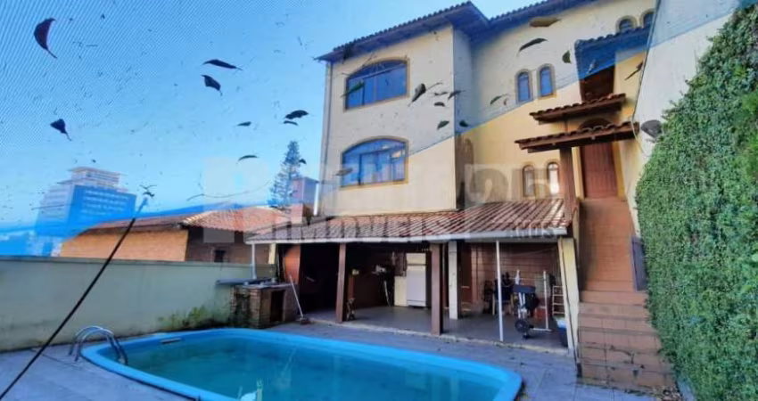 Casa à venda com 5 quartos no bairro Coqueiros em Florianópolis