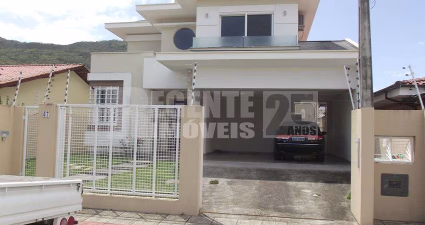 Excelente casa de dois pavimentos para locação no bairro Itacorubi!