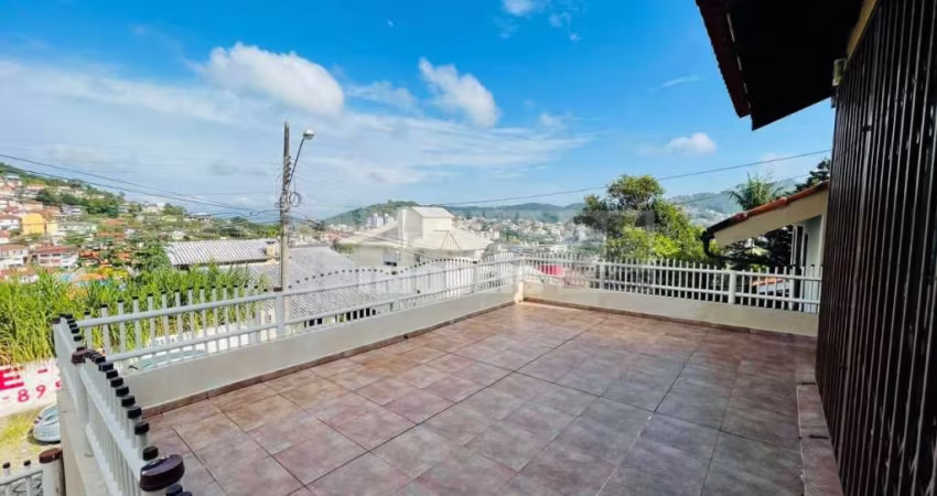Casa com 4 dormitórios sendo 2 suítes Bairro Pantanal Florianópolis