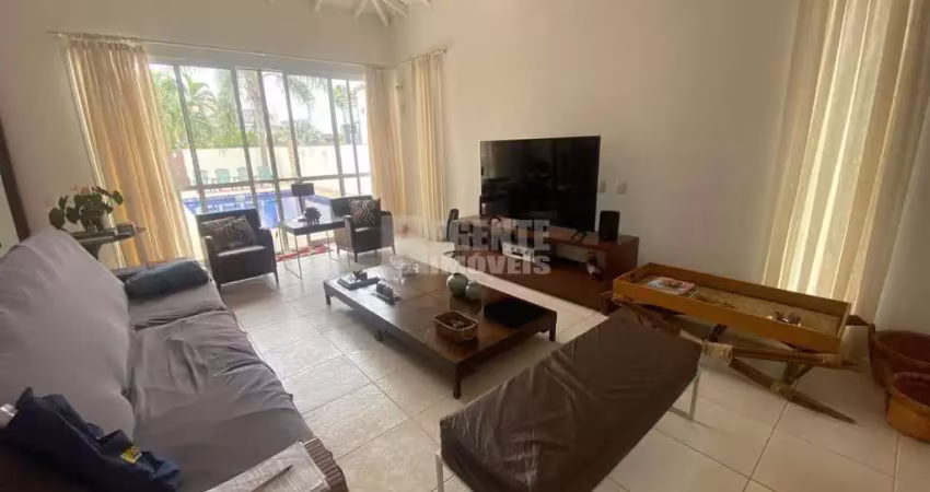 Casa em com 4 Suítes em Condomínio Fechado