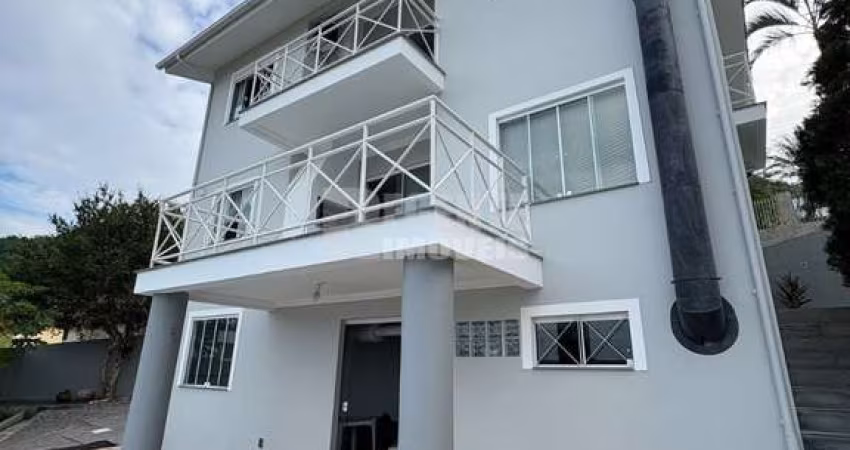 Excelente casa de alto padrão para locação no bairro Trindade!