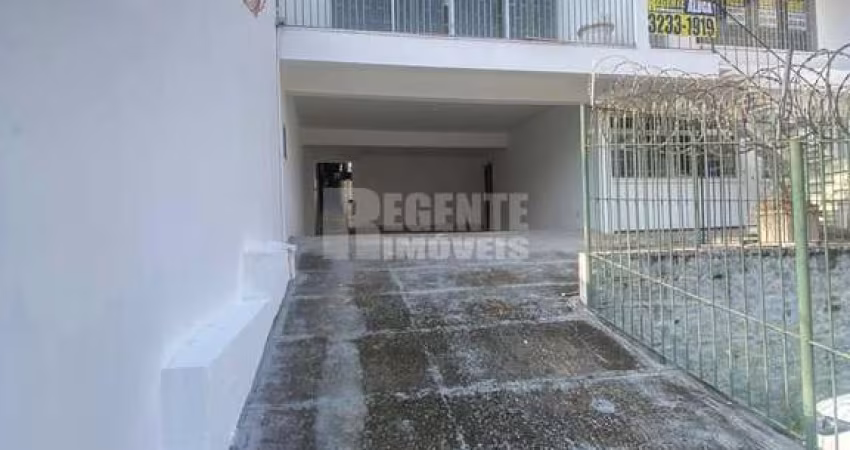 Excelente casa comercial para locação no bairro Capoeiras!