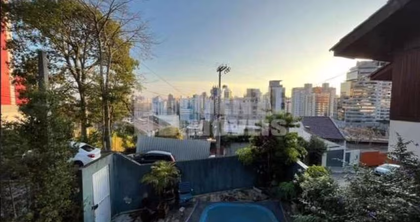 CASA À VENDA NO CENTRO DE FLORIANÓPOLIS - SC