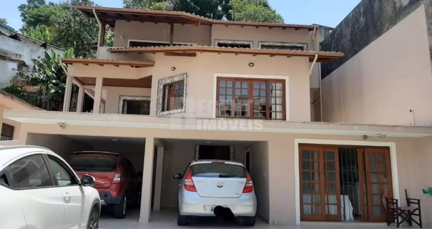 Casa ampla e bem localizada